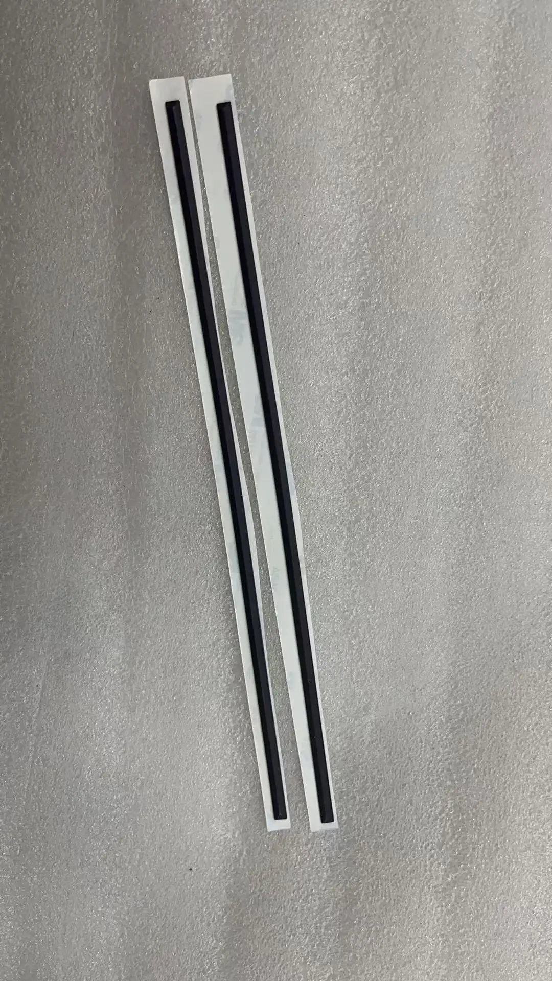 1 Zestaw Gumowych Podkładek Pod Dolną Obudową Laptopa DO HP Spectre X360 13-AP TPN-Q212 270mmx5mm Czarno-Niebieskie Podkładki Pod Nóżki z Taśmą Dwustronną — zdjęcie produktu 4
