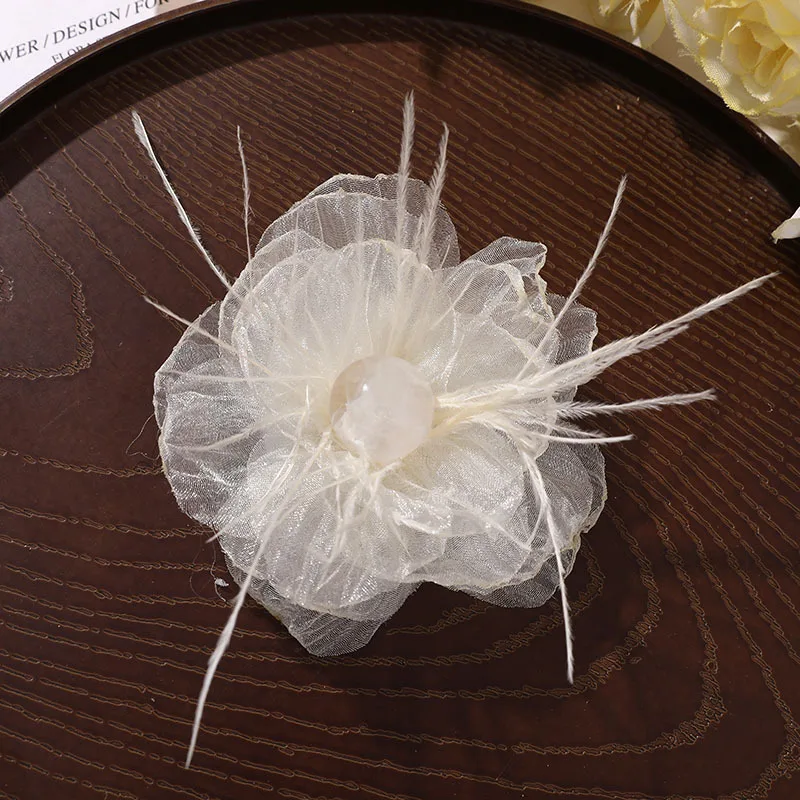 دبابيس على شكل زهرة من الريش مصنوعة يدويًا للنساء دبابيس طية صدر السترة على الموضة إكسسوار أنيق لحفلات الزفاف مجوهرات عصرية من القماش #3