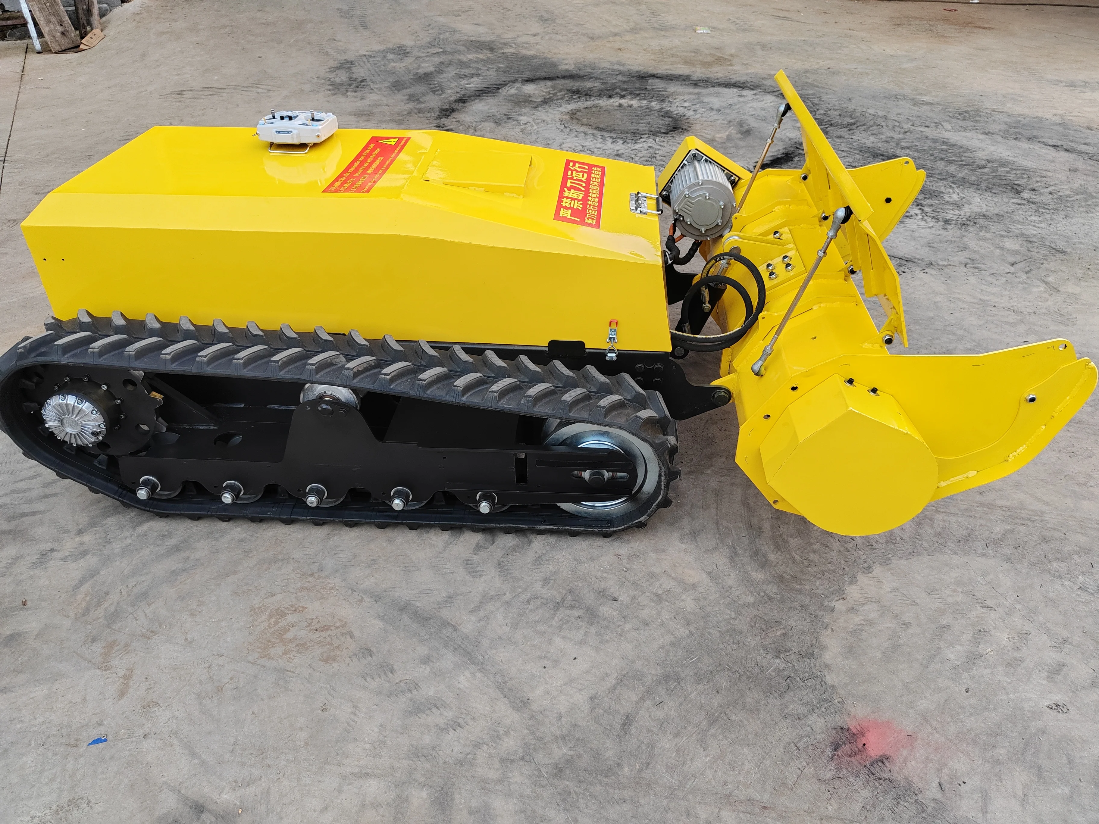 Best-selling electric crawler-type remote-controlled lawn mower for clearing land and mowing grass. Farm lawn blades