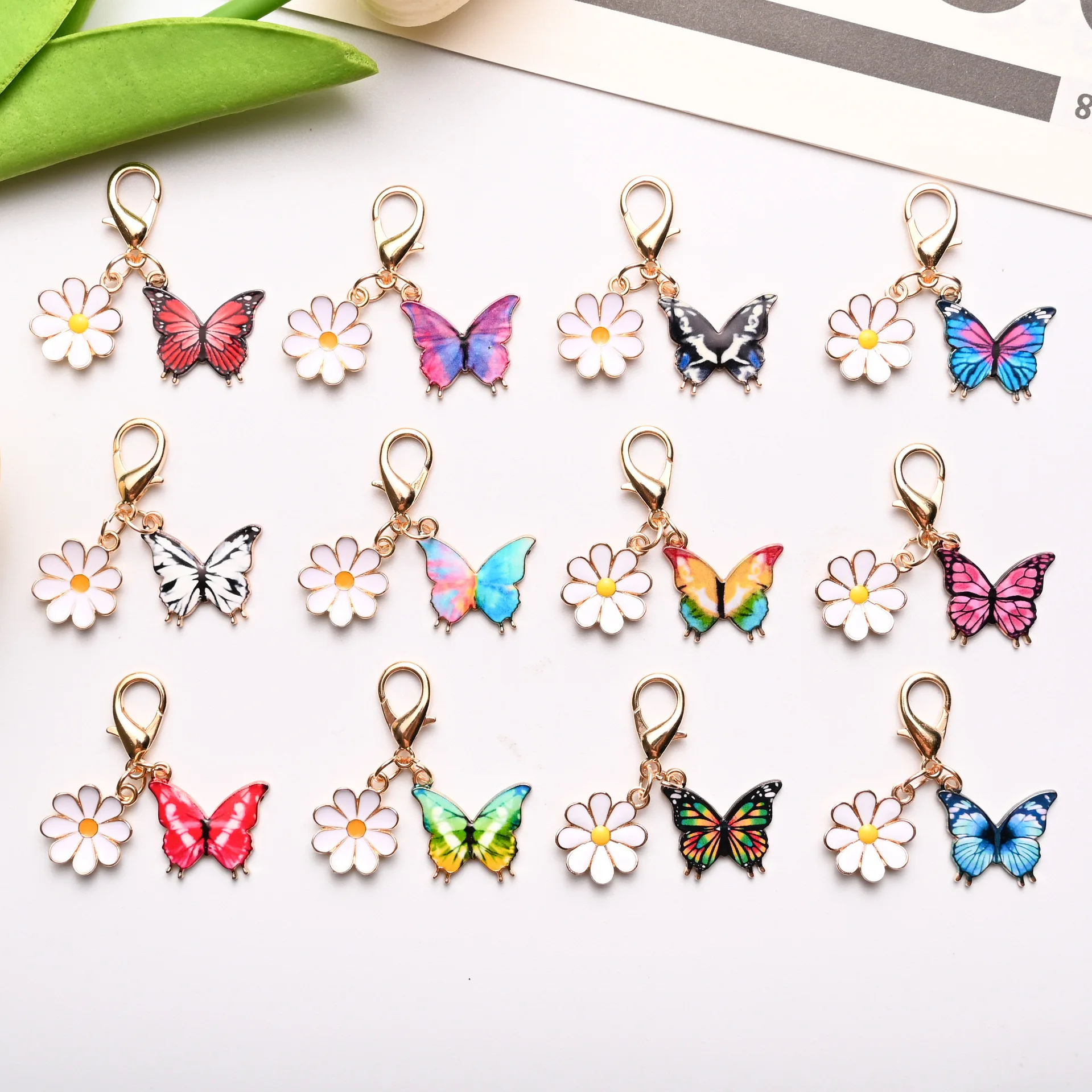 Farbige Emaille Schmetterling Gänseblümchen Schlüsselanhänger für Frauen und Männer Metall Y2K Exquisite Tasche Anhänger Auto Schlüsselanhänger Schmuck Geschenk Zubehör