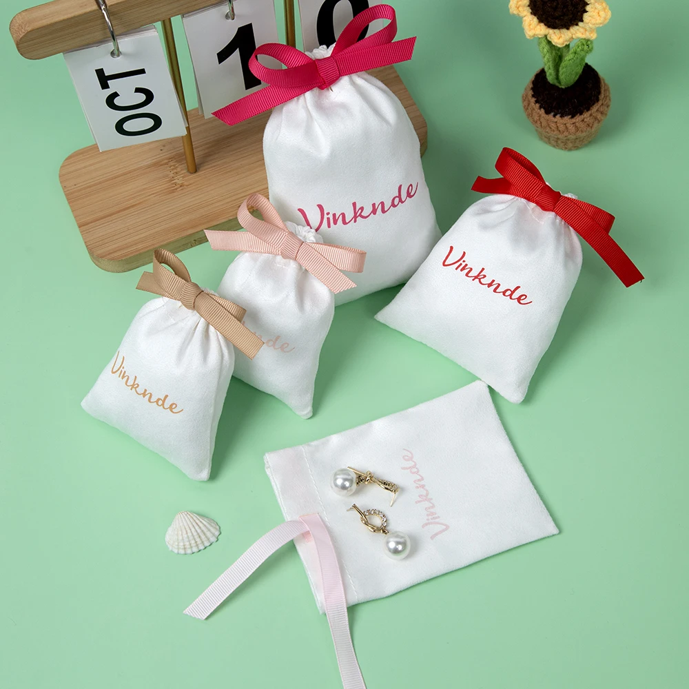 ถุงใส่เครื่องประดับสีขาว 50 ชิ้น/ล็อต ถุงผ้ากำมะหยี่แบบมีเชือกผูก สำหรับใส่ของขวัญ งานแต่งงาน ของตกแต่งคริสต์มาส  รับสกรีนโลโก้