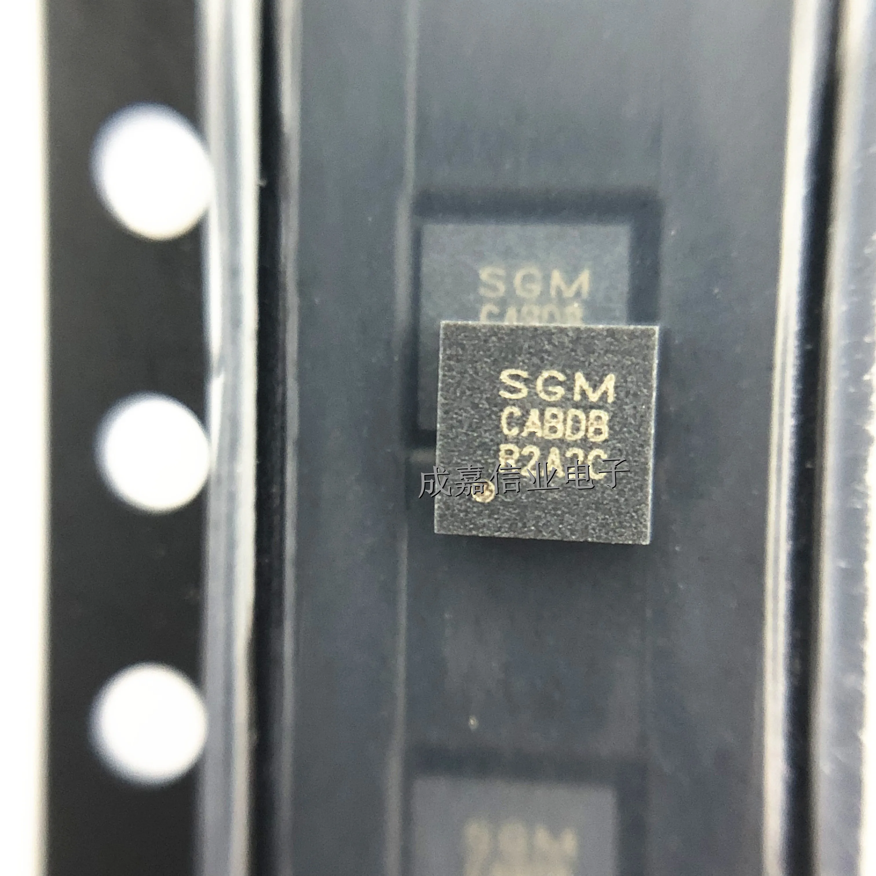 10pcs/Lot SGM2205-3.3XTDB8G/TR TDFN-8L(3x3) MARKING;SGM CABDB 800mA, High Voltage, Low Noiseand Low Dropout Voltage Regulator