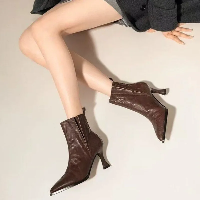 Hot Seller Retro Pointed Toe Brown High Heel Boots Women's Thin Heel 2026 Autumn Winter New Sle Versatile Medium Heel Slim Boot