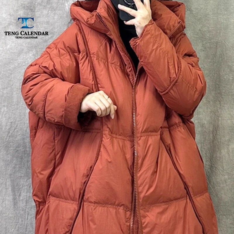 Jaqueta de pato branco com capuz, jaqueta quente europeia solta e grossa de médio a longo, roupas de inverno femininas 2025 novo estilo