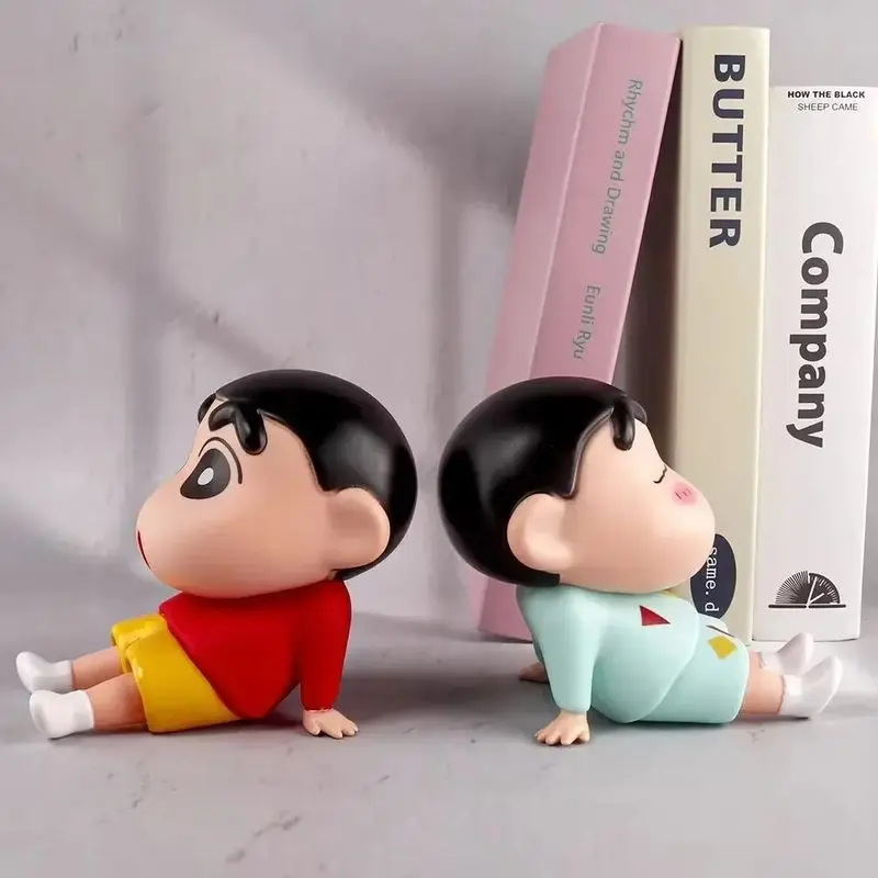 Crayon shin-chan figuras suporte do telefone kawaii anime ornamentos de mesa dos desenhos animados assistindo tv telefone suporte bonito boneca decorações