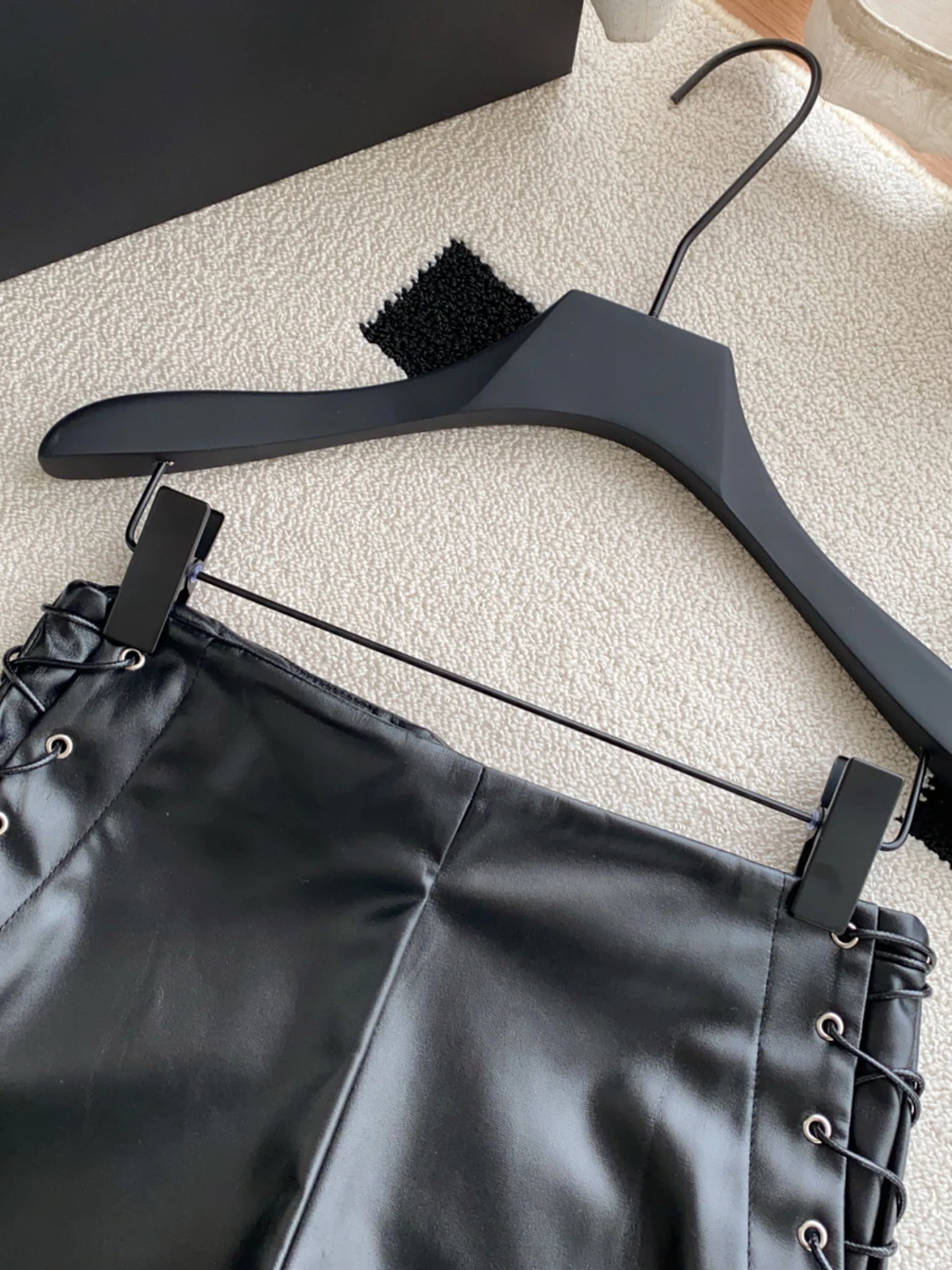 เซ็กซี่สีดํา Pu กางเกงขาสั้น Gyaru แฟชั่นกางเกงขาสั้นฤดูร้อนสบายๆผู้หญิงหนัง Faux Lace Up Goth Club Mini กางเกงขาสั้น Y2K Slim สั้นกางเกง