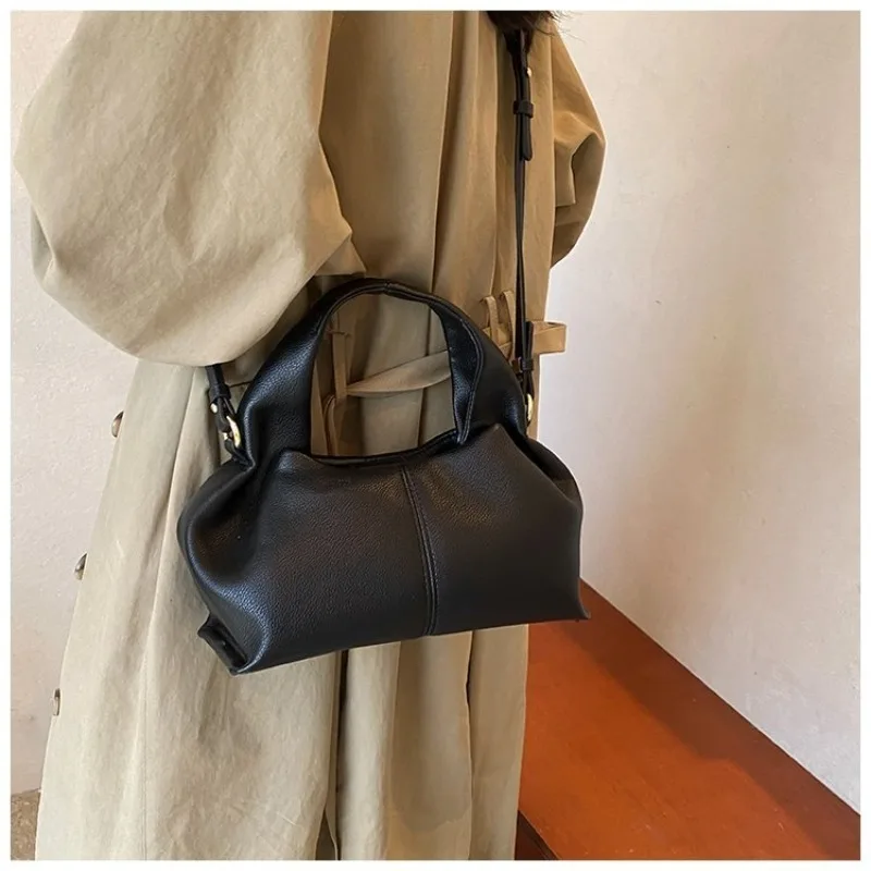 Mini-Halbmond-Umhängetasche, kompakt & stilvoll mit Wildleder-Finish und Bärenmotiv, kleine Kapazität für alltägliche Freizeitaktivitäten & Arbeit – Detail 10