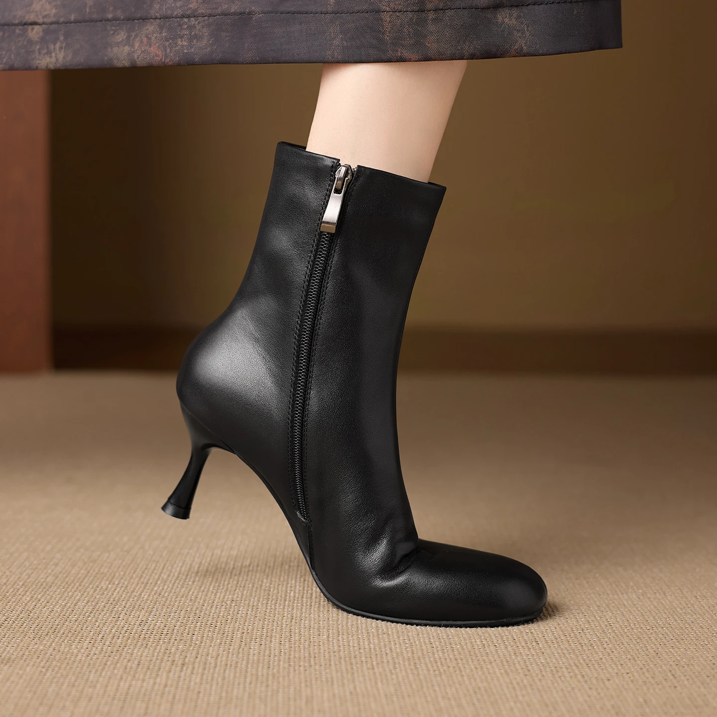 Botines de Mujer Dilalula 2027 de Piel de Vaca Auténtica con Punta Redonda, Bordado de Hojas y Tacón de Aguja Delgado para Fiesta y Cita, Botines para Mujeres Jóvenes