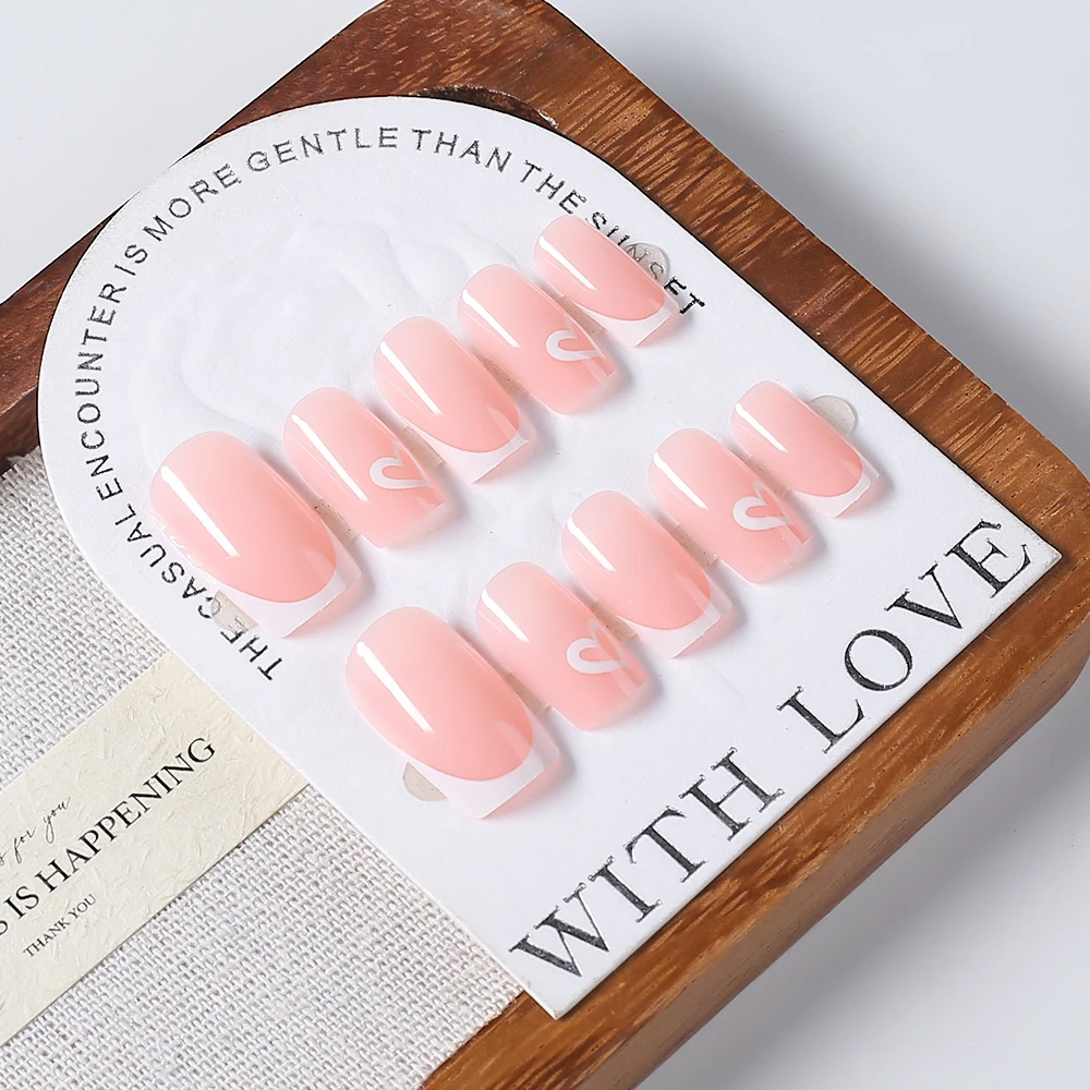 24 pezzi di unghie finte francesi quadrate corte con design a cuore bianco da donna indossabile stampa sulle unghie punte per unghie finte in acrilico con copertura completa