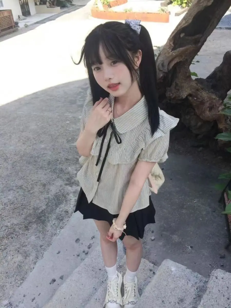 Het zomernieuwe gestreepte shirt met korte mouwen en korte rok uit 2025, een lief meisje