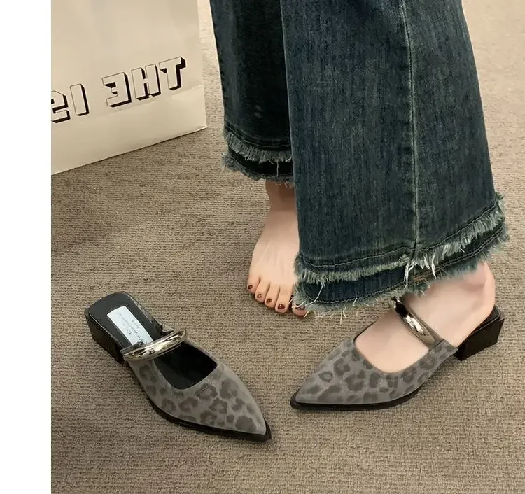 2026 Neue Damen-Cover-Toe-Mules mit Metallverzierung, dicker Absatz, bequeme Street-Style-Slipper – Detail 11