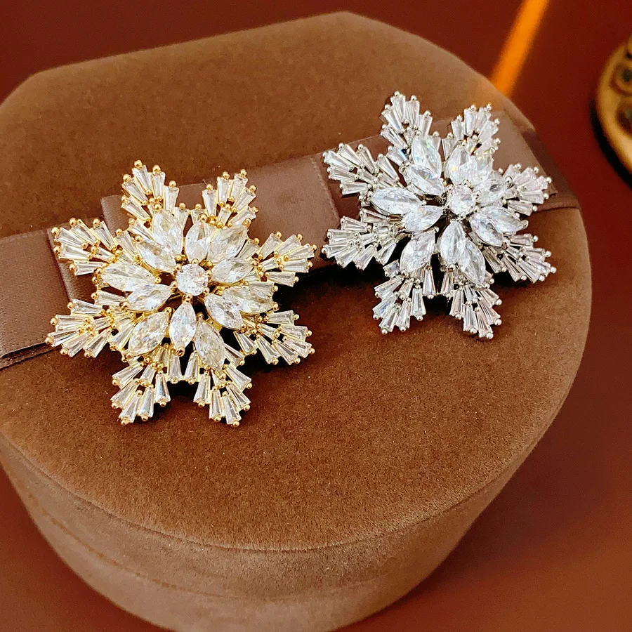 Sparkly Zircon Snowflake Brooch - Super Shiny Women Fashion Jewelry | Daily Wear Christmas Party Accessory