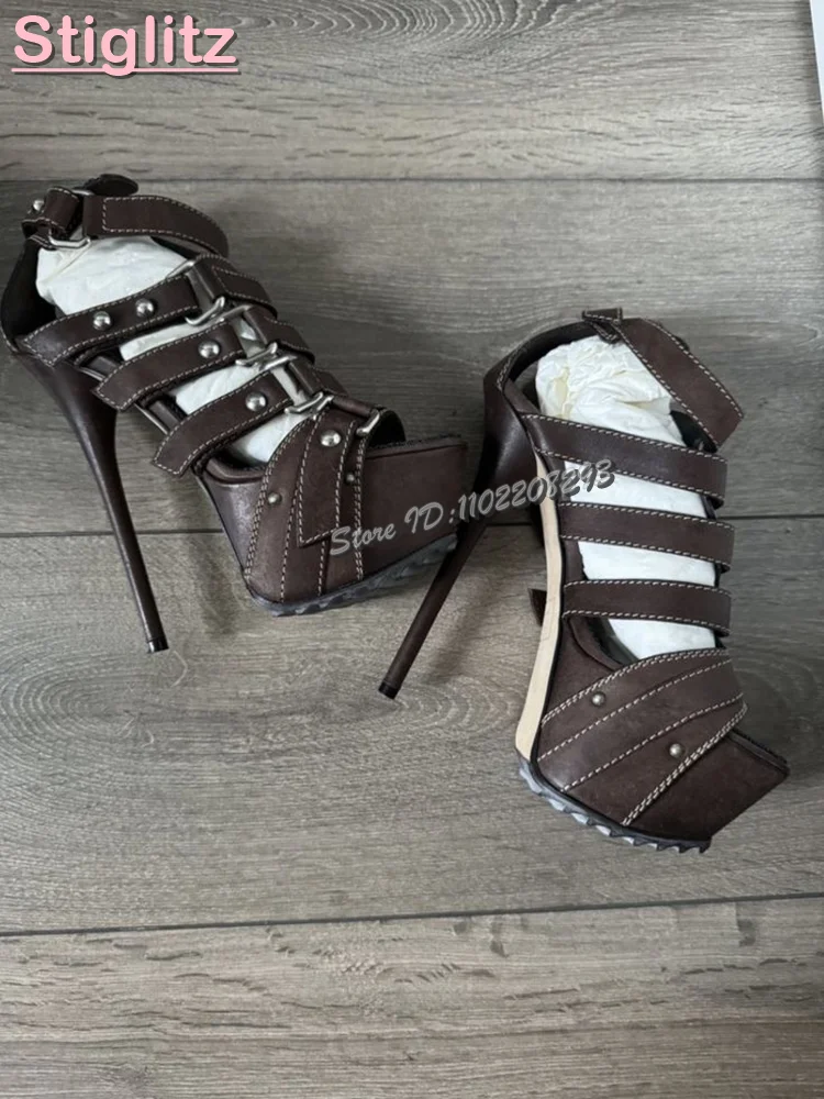 

Коричневые босоножки на шпильке с пряжкой и ремешком, пикантные женские туфли на высоком каблуке с открытым носком и заклепками на платформе, лето 2025, новые модные модельные туфли в стиле панк