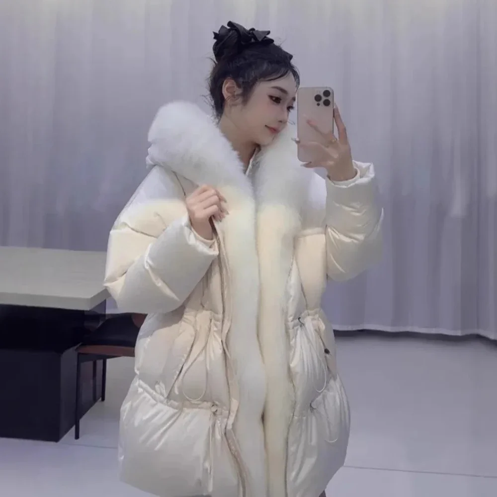 

2025 Женская новая меховая куртка Белый гусиный пух Утолщенный зимний воротник из натурального лисьего меха Теплая свободная короткая куртка-пуховик из натурального меха