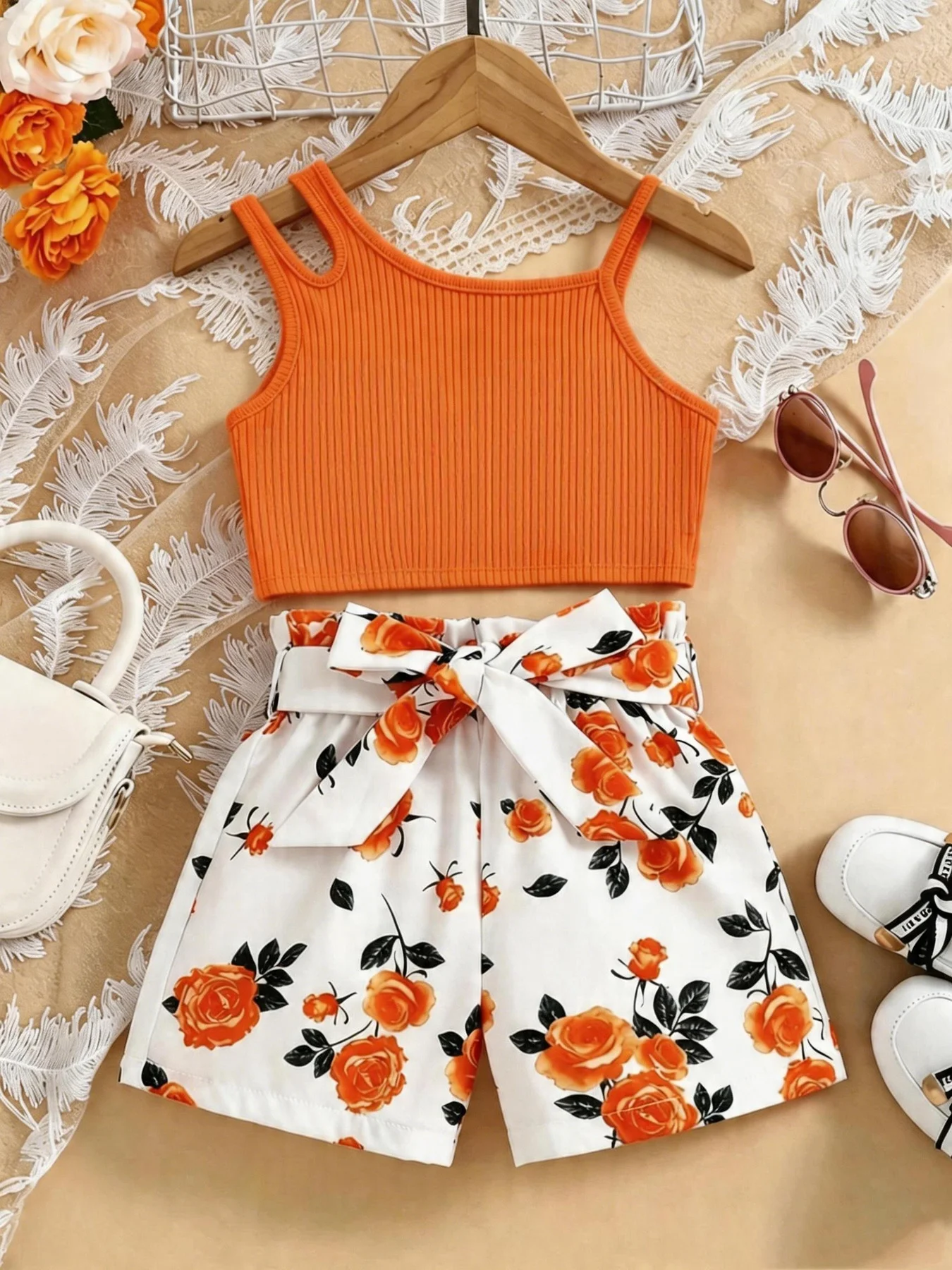 Mädchen-Kleidungsset in einfarbiger Ausführung mit ärmellosem Oberteil und Shorts mit Schleifenborte, diagonales Kragendesign für Kinder. – Detail 3