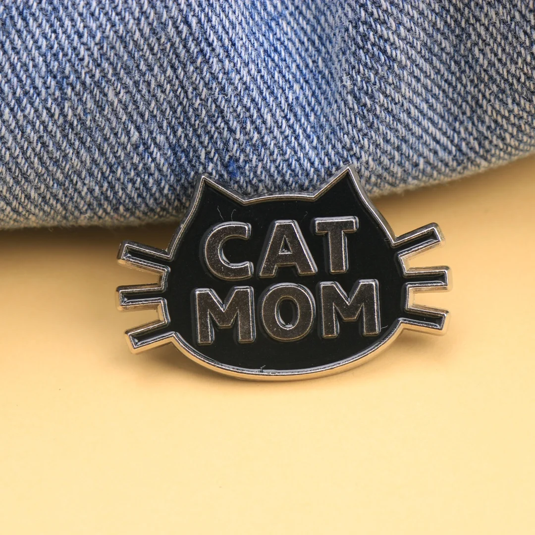 CAT MOM Emaille Pin – Cartoon Punk Style Anstecknadel für Rucksack DIY Geschenk