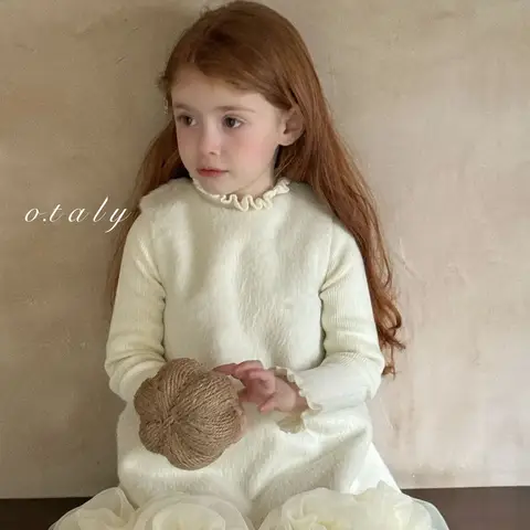 여자 니트 스웨터 작은 레이스 스웨터 자료 2024 가을, 겨울 새로운 어린이 의류 다목적 레이스 기본 셔츠