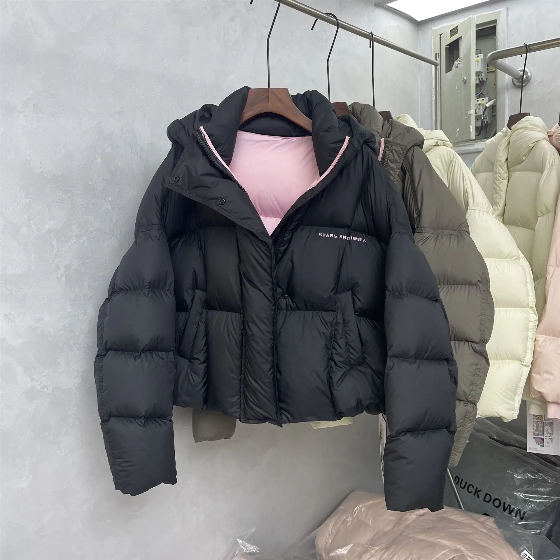 

Короткая хлопковая куртка женская зима 2025 новый корейский дизайн повседневное толстое теплое пальто с капюшоном в стиле хлеба модная верхняя одежда