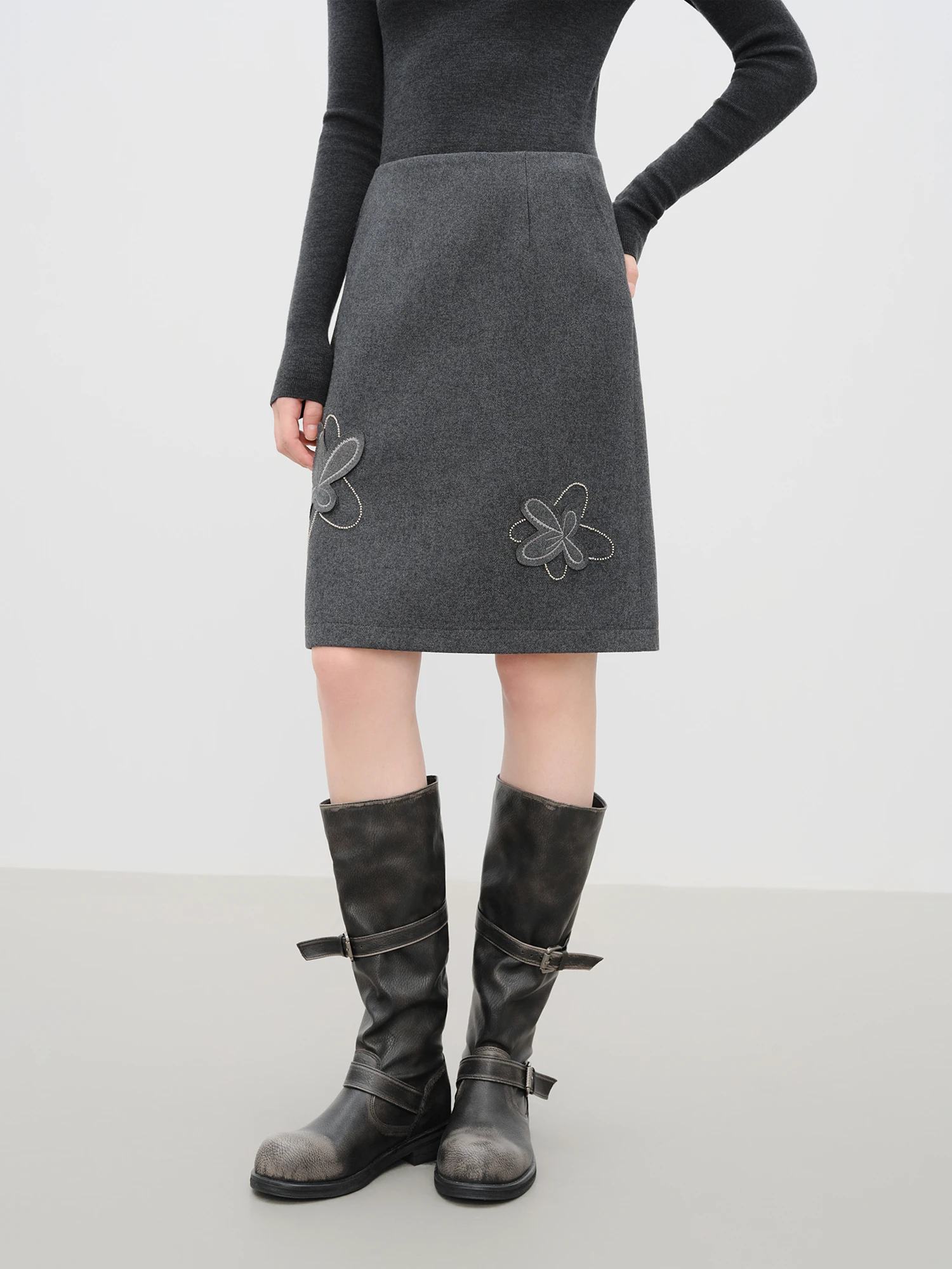 FSLE 【سلسلة ممتازة】سلسلة فاخرة غير رسمية ريترو ستايل زهرة اللؤلؤ حبة التطريز تنورة قصيرة المرأة شتاء 2025 وصول جديد