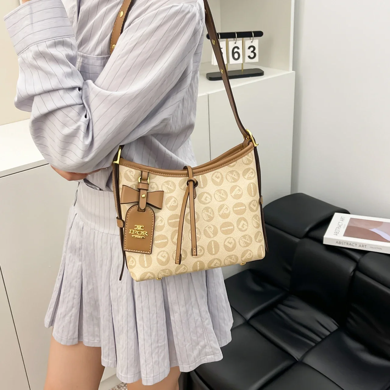 

Роскошная универсальная сумка для подгузников, которую можно использовать как сумку-тоут, сумку через плечо или сумку для коляски, для удобной и гибкой ежедневной переноски.