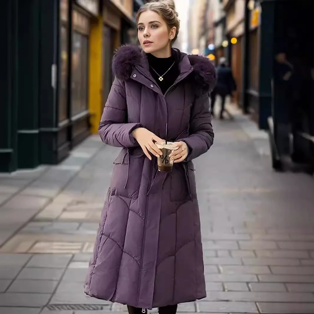 

Женская зимняя длинная куртка на хлопковой подкладке в корейском стиле, приталенный крой с утолщенным теплым большим меховым воротником выше колена