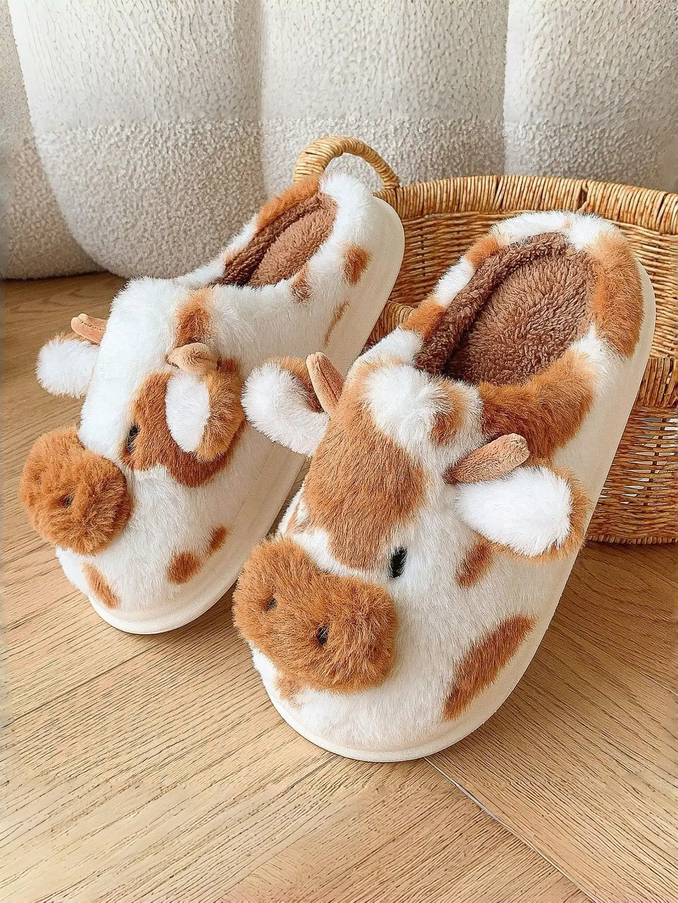 

Пара новых женских тапочек из воловьей кожи. Домашние шерстяные теплые тапочки для комфорта.