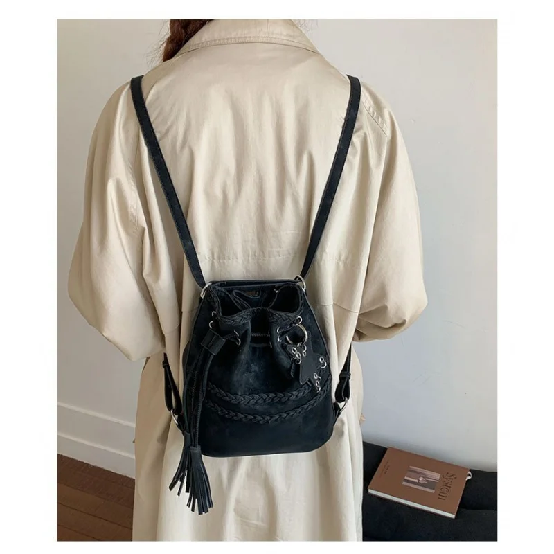 

Элегантная женская сумка через плечо из натуральной кожи с застежкой-молнией сверху и надежной переноской