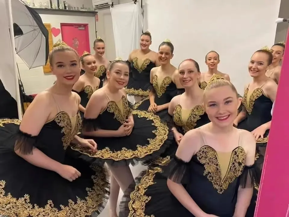 Tutu di balletto professionale per bambini Eskirada vestito da balletto ragazze bambini abbigliamento di danza del ventre Costume da spettacolo teatrale con cerchio