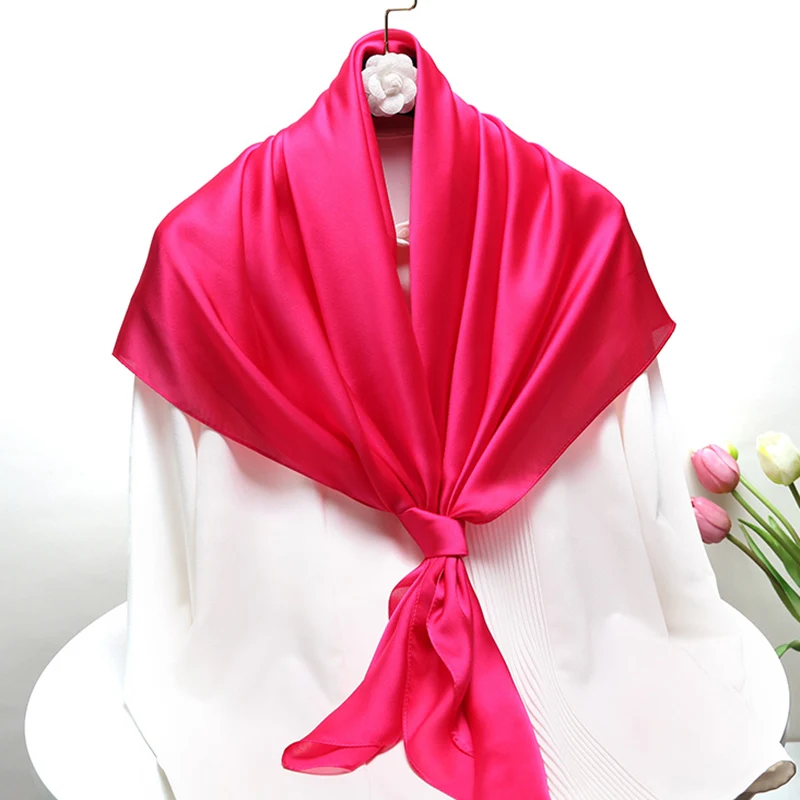 上品なシルクサテンスクエアスカーフ、純粋なローズレッドカラー、女性向け高級ギフト、繊細なギフトボックス付き、春夏秋多用途ラップ