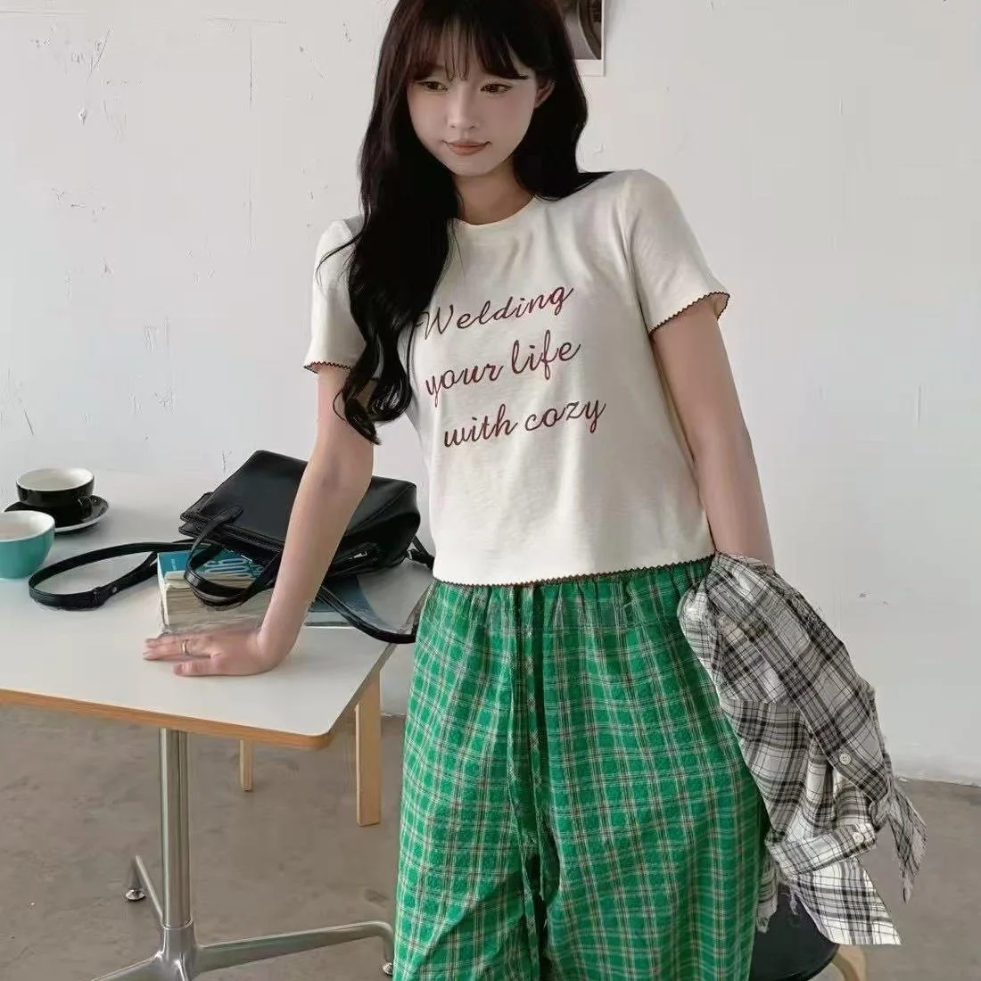 เสื้อยืดลำลองพิมพ์ลายตัวอักษรสร้างสรรค์ สไตล์อเนกประสงค์ สำหรับฤดูร้อน 2025 เหมาะสำหรับใส่ไปทำงาน ผ้าฝ้ายเนื้อนุ่ม แฟชั่นสำหรับผู้หญิง