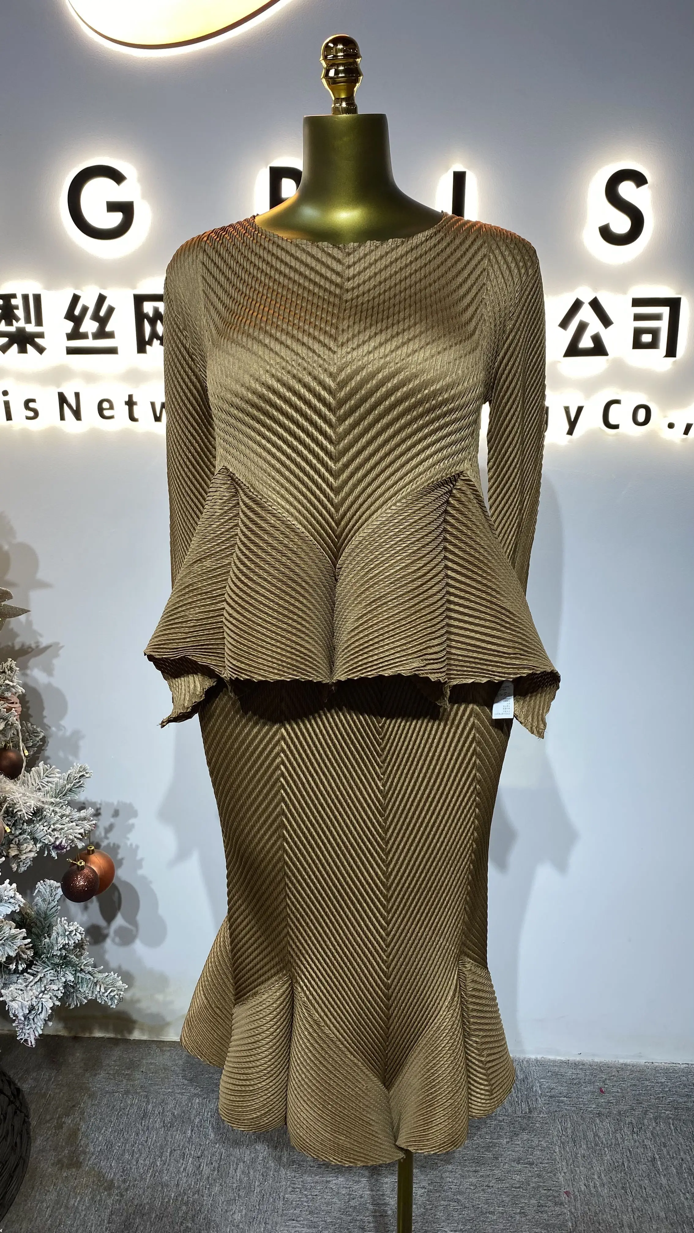 2025 Latest Fashionable and Luxurious Miyagi Pleated Solid Color V-Neck Long Sleeve Maxi Dress Set-GZXX183