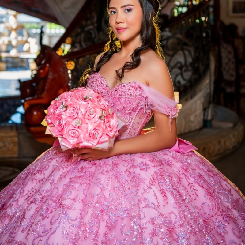 Rosa glänzende Quinceanera-Kleider, Ballkleid, schulterfrei, Pailletten-Applikation, Spitze, Perlenstickerei, Kristallschleife, Korsett, Tüll, Party, Geburtstag