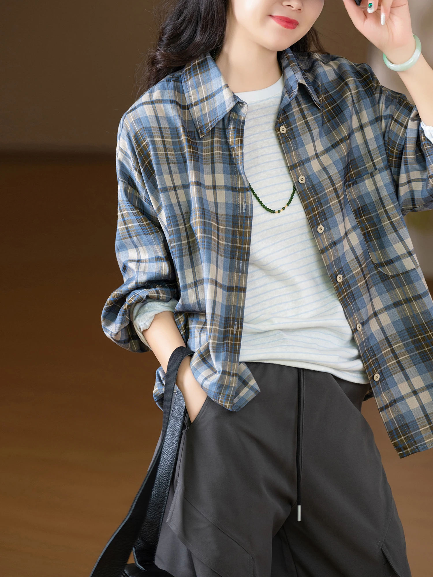 

Женская свободная повседневная рубашка из смесового полиэстера с длинным рукавом, матовой текстурой и блеском шелковой пряжи, устойчивая к сминанию