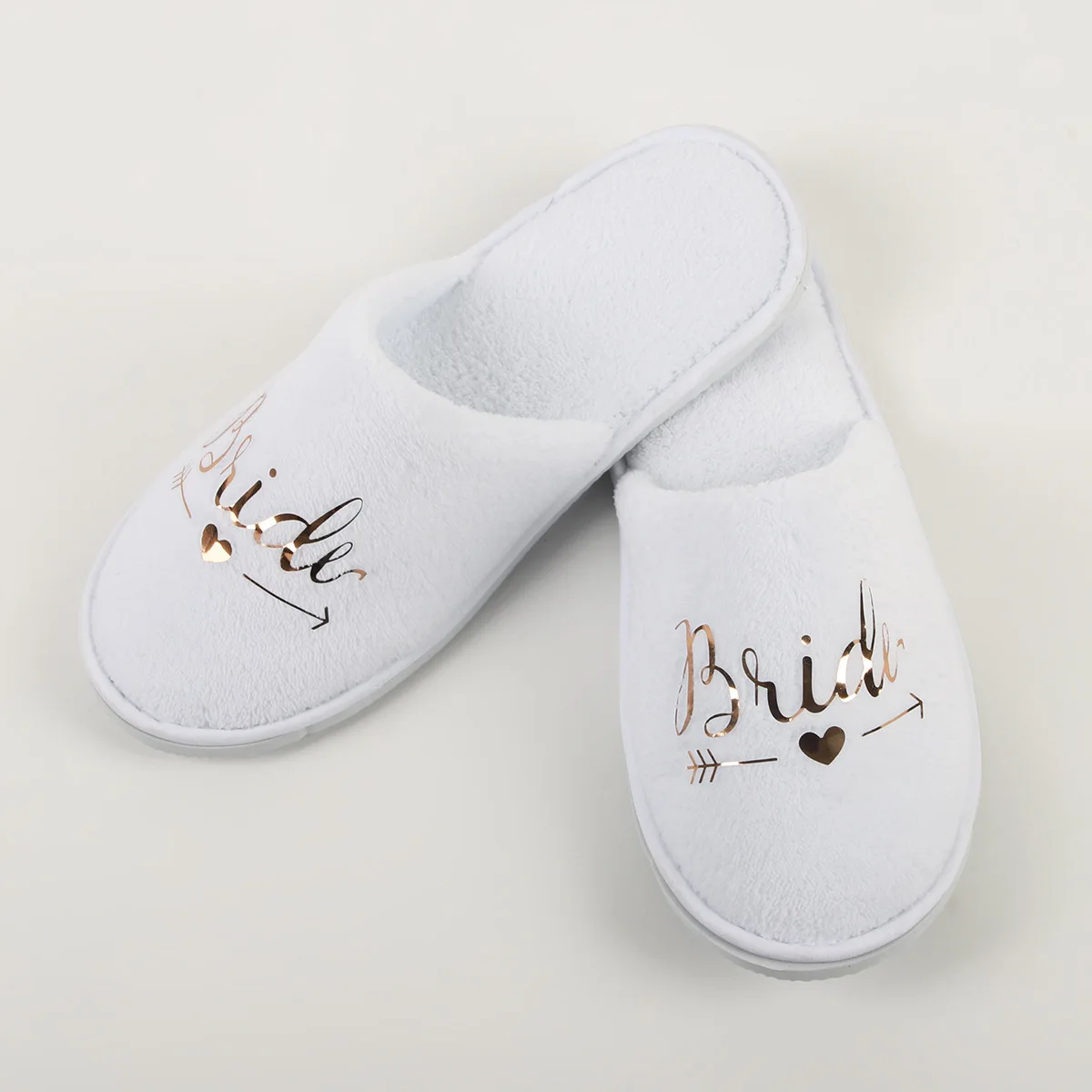 

Комплект тапочек для свадебной вечеринки, коралловый бархат, закрытый носок с золотыми буквами, легкие плюшевые уютные туфли на плоской подошве, нескользящая мягкая подошва для невесты