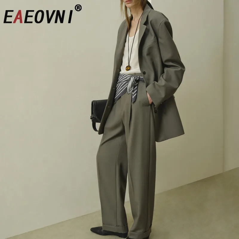 

Элегантный шерстяной женский костюм-тройка EAEOVNI: пиджак с длинным рукавом, жилет без рукавов с V-образным вырезом + широкие брюки. Новинка 2026 года для офиса.