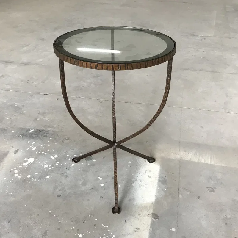 

-Кованое железное основание, золотой круглый стеклянный столик со столешницей