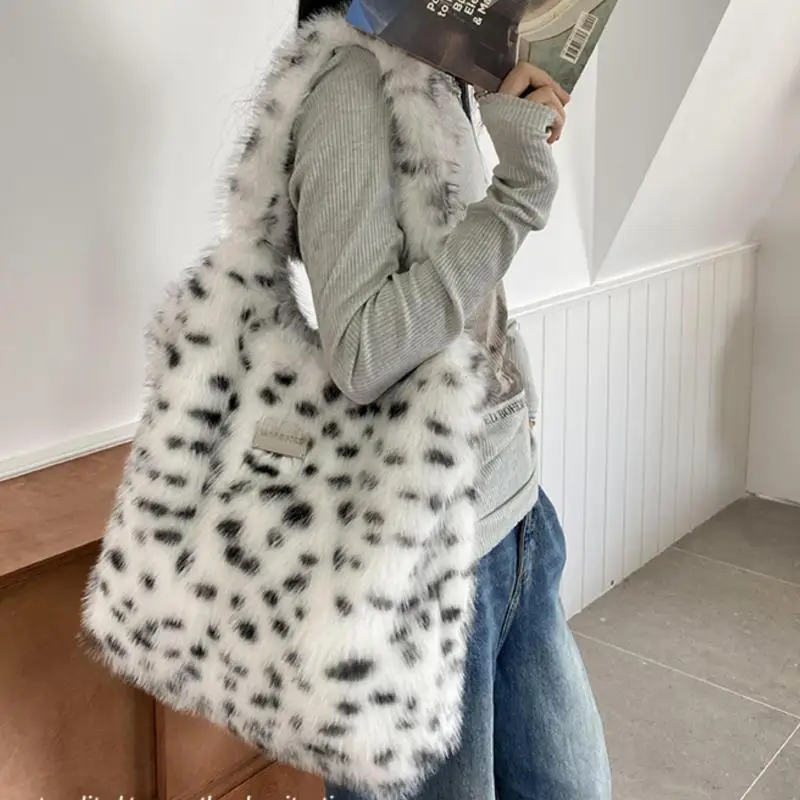 Winter Fashion Artificial Wool Shoulder Women's Bag Original Design Sexy Leopard Pattern Large Capacity Fluffy Commuter Tote Bag