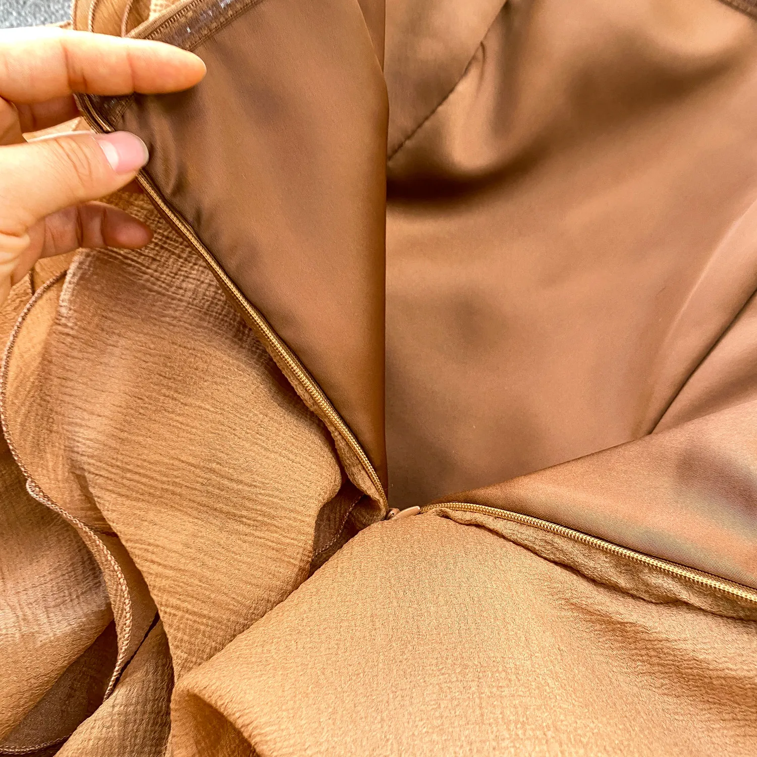 Seksowna brązowa/czerwona/biała/czarna sukienka z falbankami dla kobiet, letnia warstwowa mini sukienka z falistymi plisami, elegancka sukienka w stylu boho, sukienka w kształcie litery A.