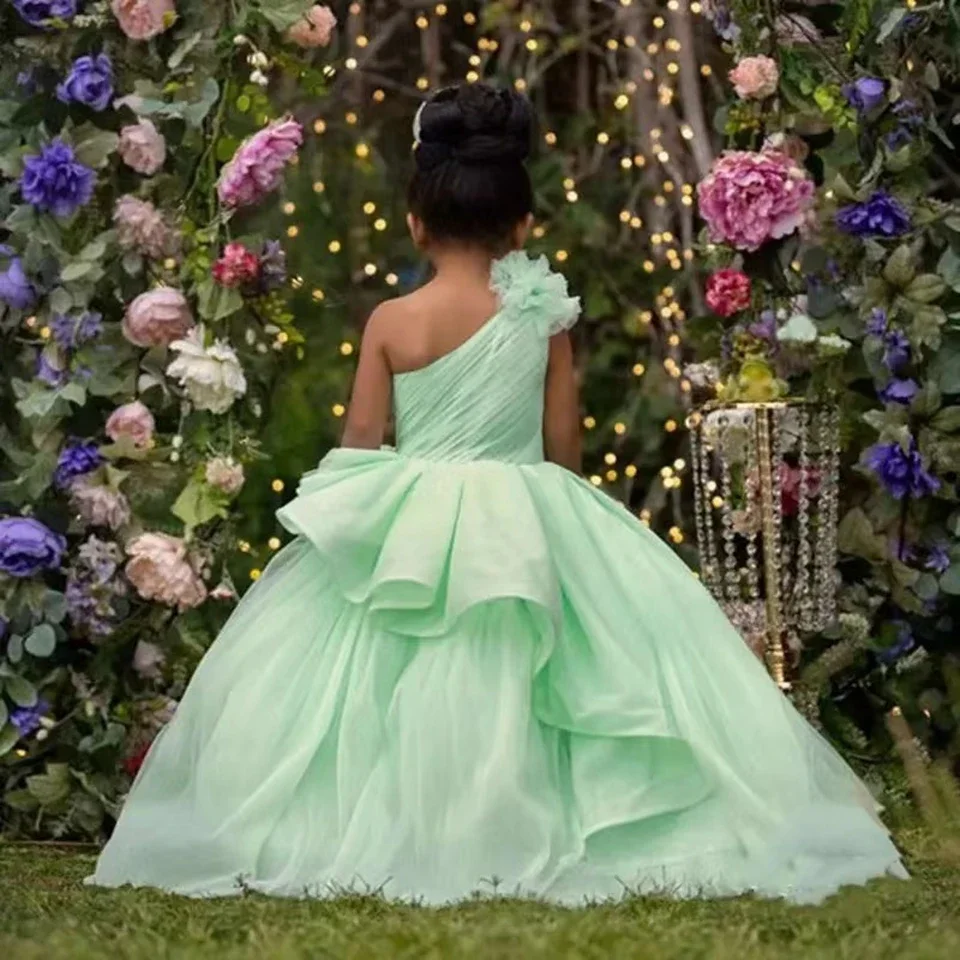 Maßgeschneidertes weißes Blumenmädchenkleid mit einer Schulter für Hochzeitsfeiern, bodenlanges Tüll-Ballkleid für Babys, Erstkommunionkleid – Detail 4
