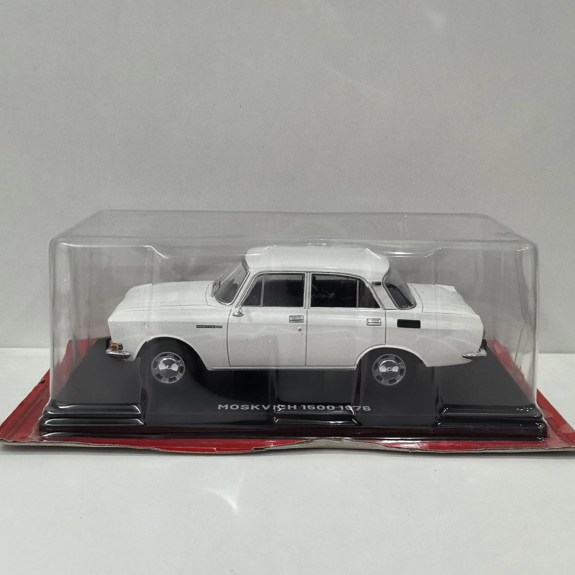 

The Car Body Is Covered in Dust Diecast IXO 1/24 Scale MOSKVICH 1500 1976 P7 Alloy Car Model