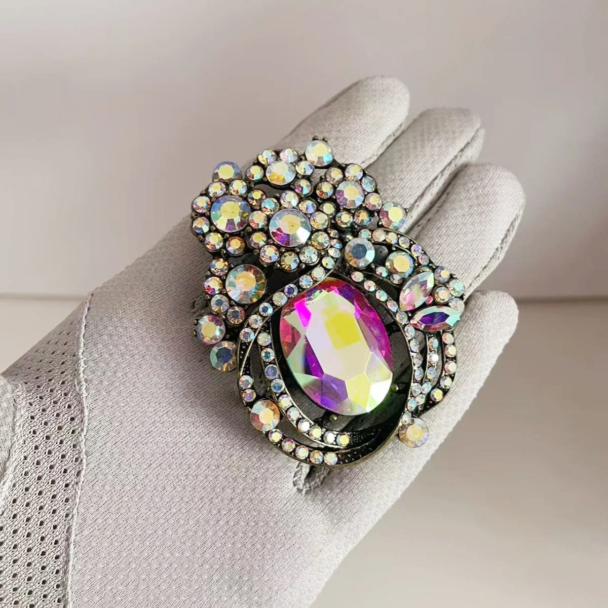 

MITTO FASHION JEWELRIES AND HIGH-END ACCESSORIES CLEAR AB RHINESTONES PAVED LARGE FLORAL CHARM VINTAGE PIN WOMEN DRESS BROOCH