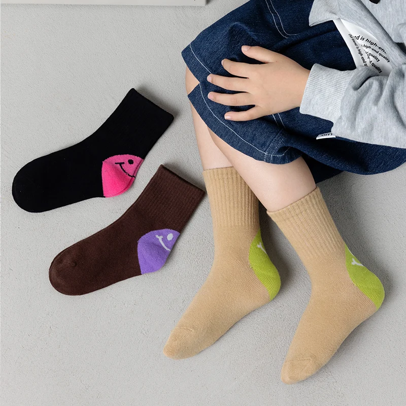 

Three pairs of children's spring and autumn soft and comfortable boy and girl versatile colorful smiling sole short socks