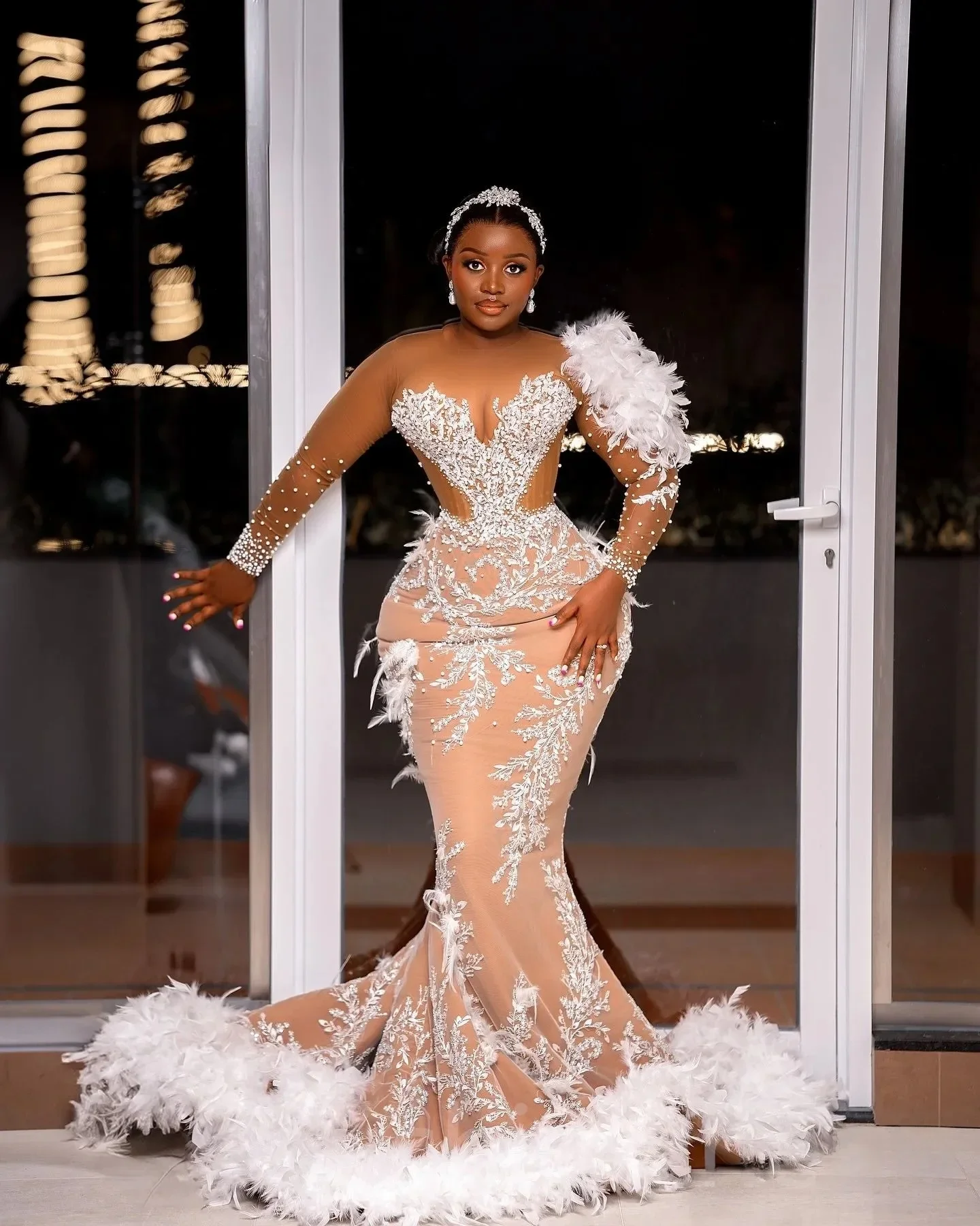 Suknie ślubne syreny plus size z iluzją, białe, z kwiatową koronką, perłami i piórami, szyte na miarę.