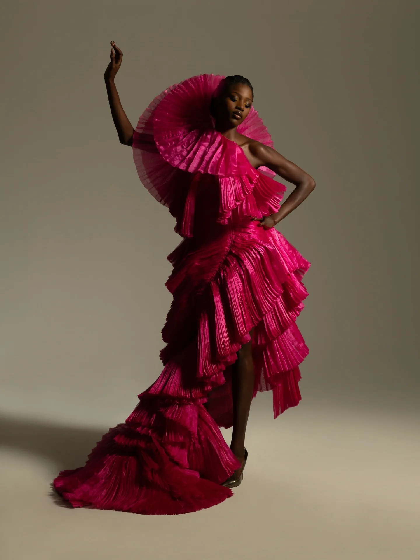 فستان أنيق بطيات فوشيا بكتف واحد وثنيات كاملة غير متماثلة للحفلات المسائية فستان حفلات طويل غير منتظم رداء السهرة