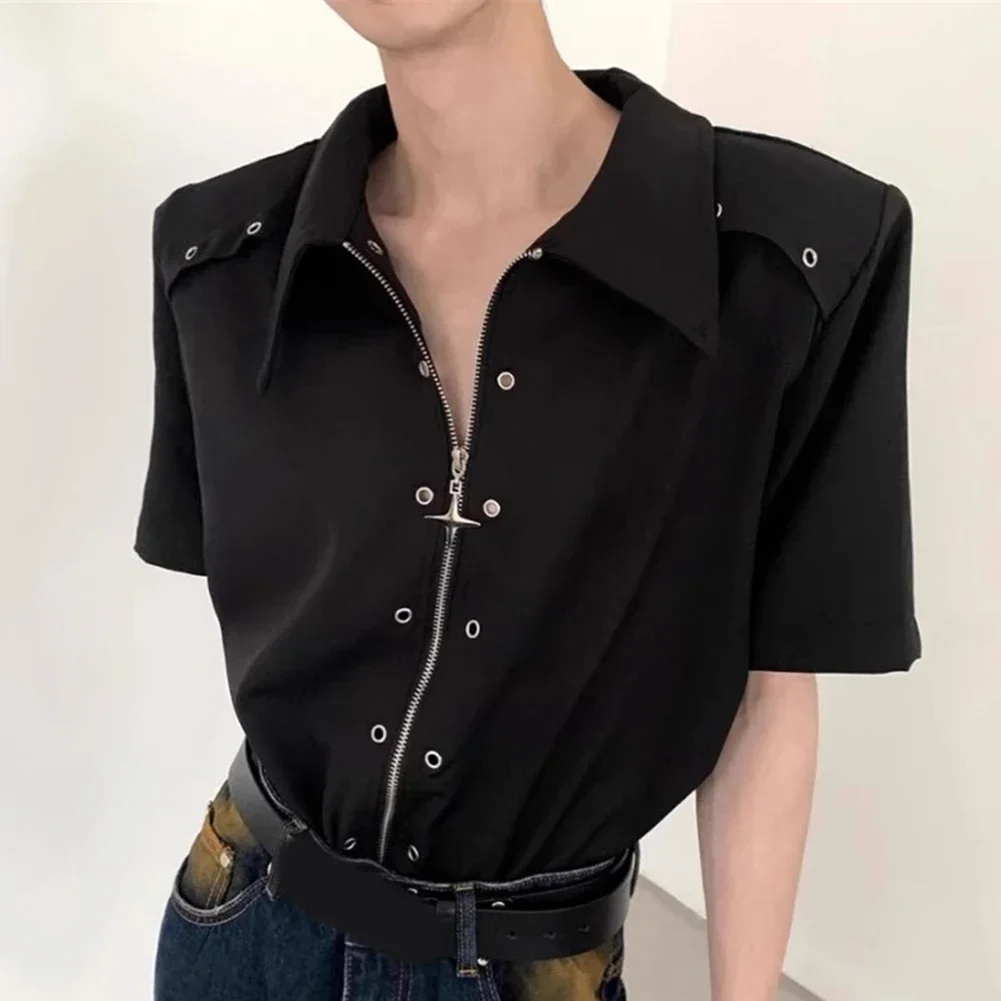 Camisas de manga corta con hombreras y hebilla de metal deconstruidas para hombre Tops de moda