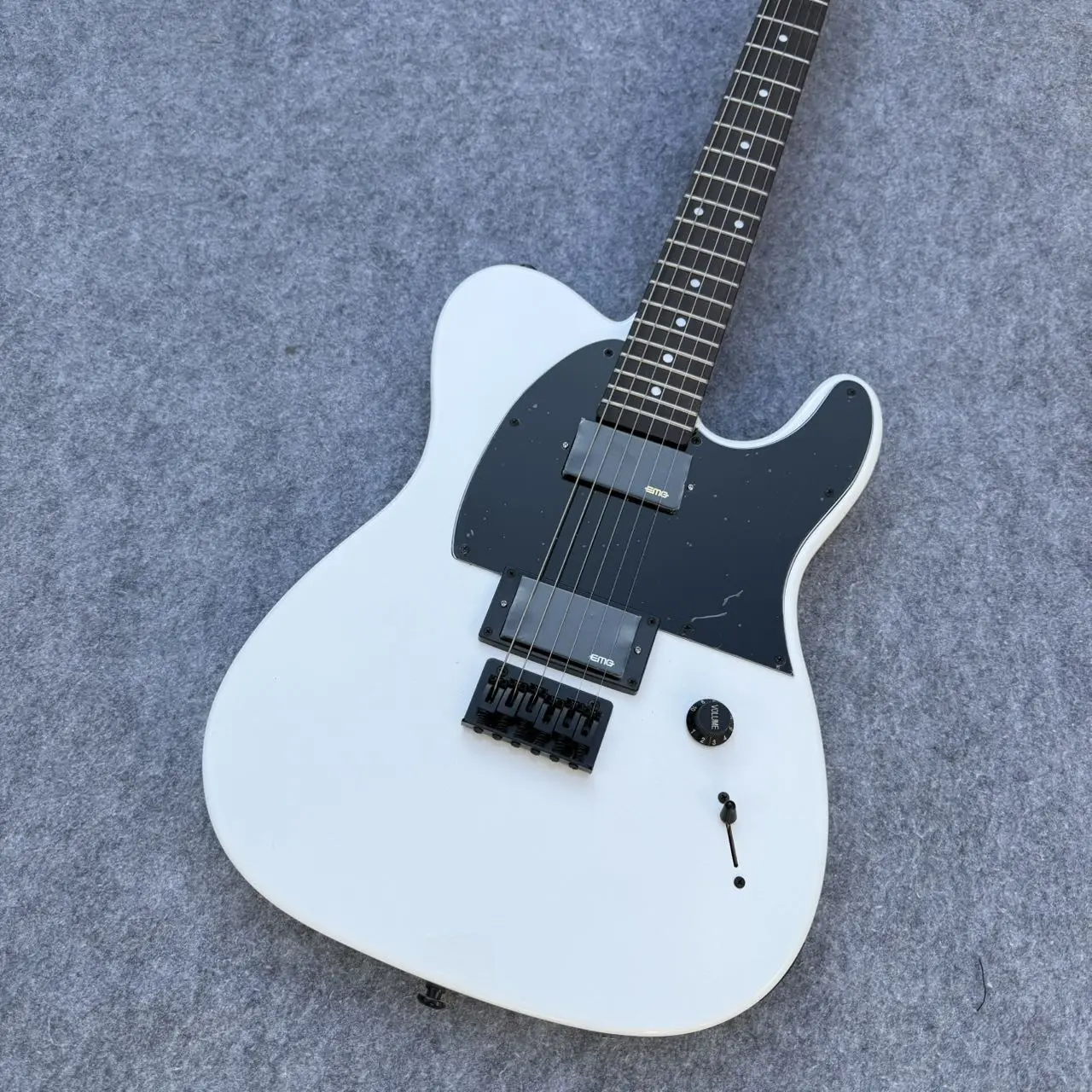 

Высококачественная гитара Factory Flat White с фирменными фиксирующими ручками Root Signature, грифом из палисандра, модель 2026