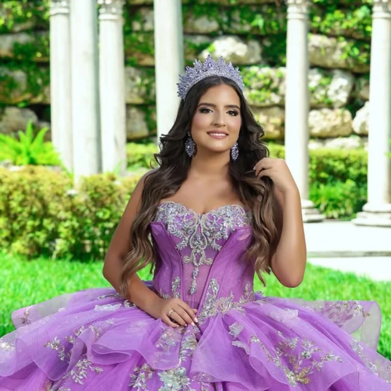 

Блестящее фиолетовое платье для квинсеаньеры с открытыми плечами, кристаллами, многослойной 3D-вышивкой в виде цветов, длинным шлейфом и бантом, vestidos de 15 Quinceanera ﻿ Настраиваемый