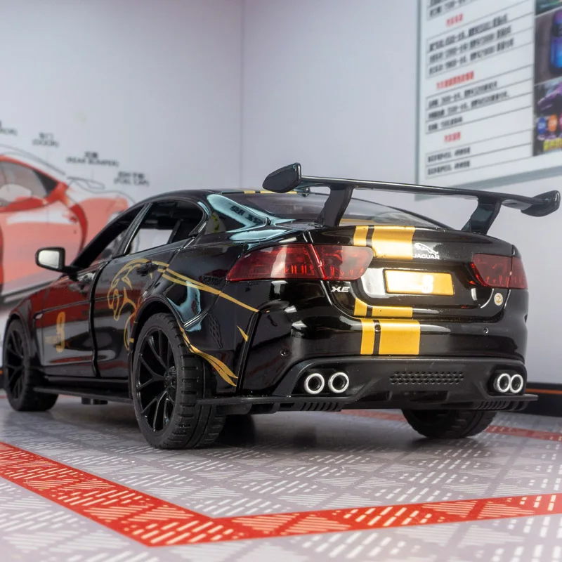 

1:24 Jaguar XE SV PROJECT8 модель автомобиля из сплава, двери, передний капот и дверь багажника можно открыть, богатые детали, тонкая работа