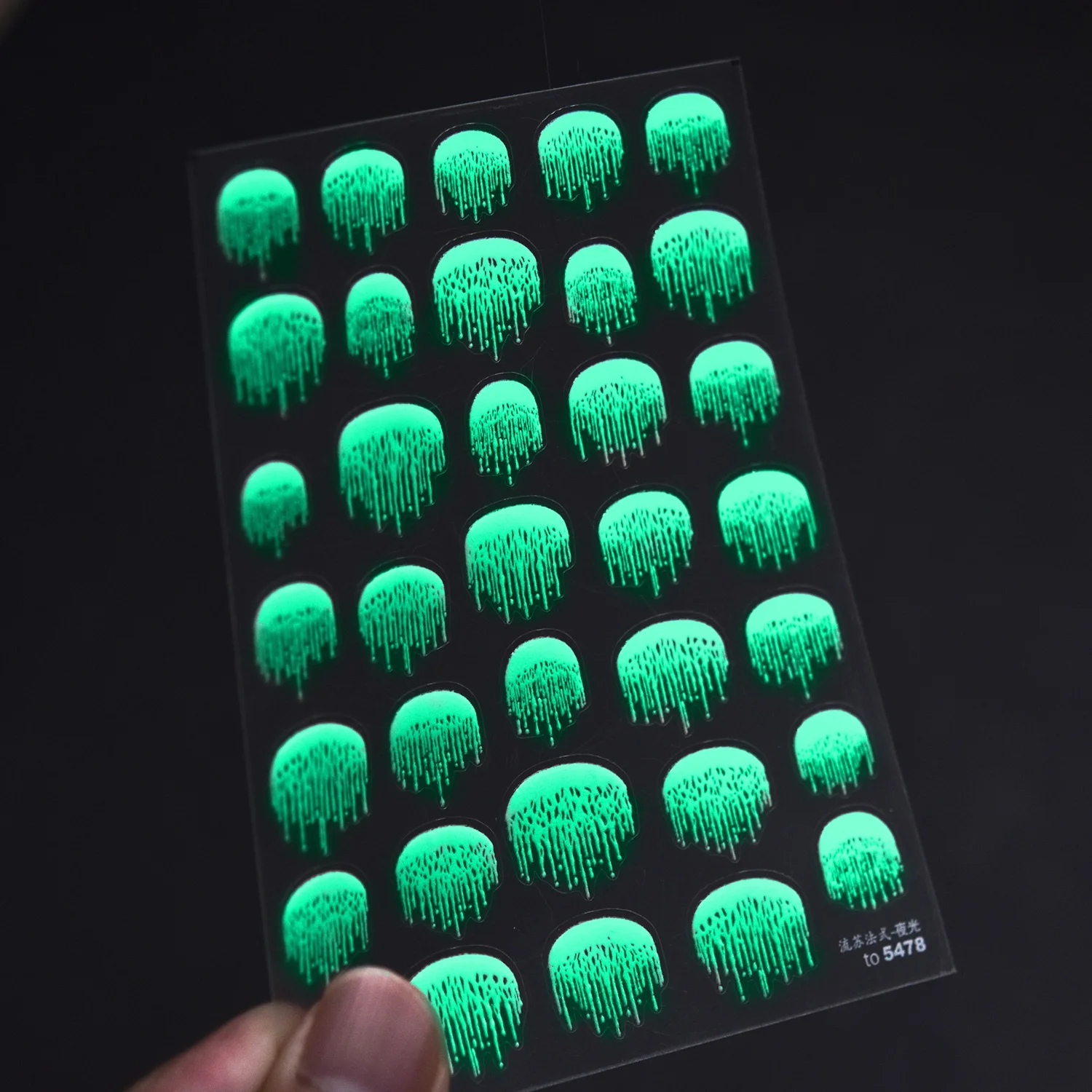 Sharp Arc French 5D Nagelkunst-Aufkleber Leuchtende Quasten Y2K Im Dunkeln leuchtende Nagelsticker Selbstklebende coole Nacht-Deko Maniküre DIY