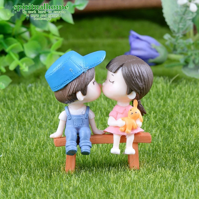 Cute Boy and Girl Couple Sitting Chair Kiss Statue Outdoor Garden Decoration Courtyard Outdoor Decoration Resin Crafts Decoratio